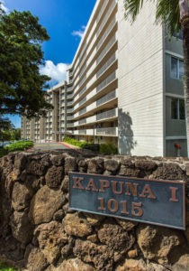 The sign for kapuana i is in front of an apartment building.
