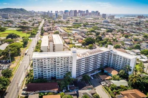 An aerial view of an apartment complex in honolulu, hawaii.